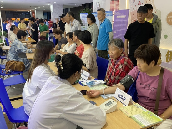Il densitometro osseo a raggi X a doppia energia (DXA) di Mednova aiuta il centro sanitario della comunità di Shanghai a effettuare lo screening dell'osteoporosi, occupandosi della salute di person...
