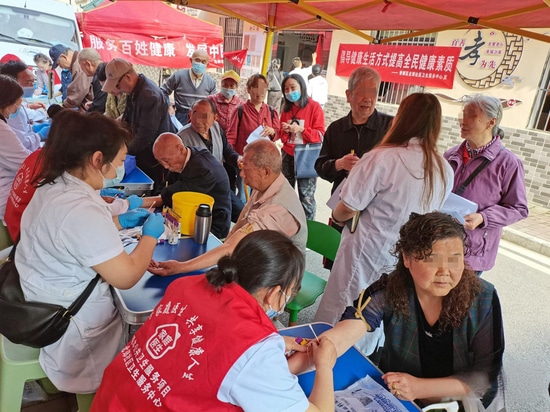 Il densitometro osseo a raggi X a doppia energia (DXA) di Mednova aiuta il centro sanitario della comunità di Shanghai a effettuare lo screening dell'osteoporosi, occupandosi della salute di person...