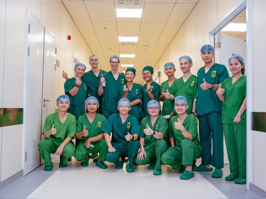 Quanta System celebra 40 anni di eccellenza donando un laser urologico in Cambogia