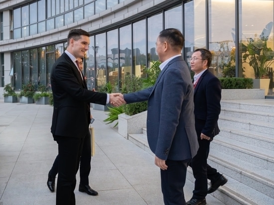 S.E. Máté Pesti, Ambasciatore straordinario e plenipotenziario d'Ungheria presso la Repubblica Popolare Cinese, visita la Cubic Sensor and Instrument CO.