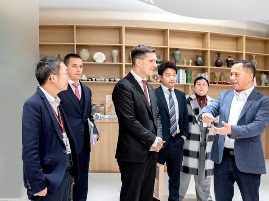 S.E. Máté Pesti, Ambasciatore straordinario e plenipotenziario d'Ungheria presso la Repubblica Popolare Cinese, visita la Cubic Sensor and Instrument CO.
