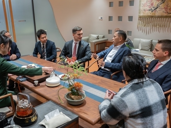 S.E. Máté Pesti, Ambasciatore straordinario e plenipotenziario d'Ungheria presso la Repubblica Popolare Cinese, visita la Cubic Sensor and Instrument CO.