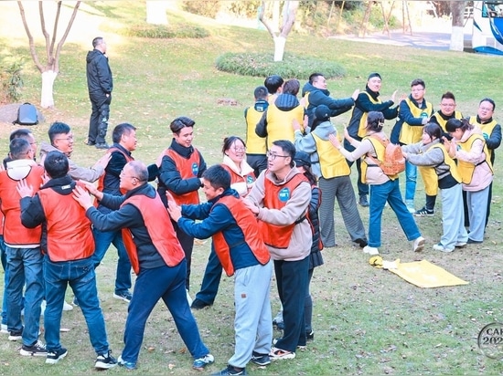 Ritiro all'aperto del team building del reparto vendite