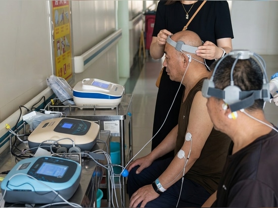 Un flusso costante di pazienti si è messo in fila sul posto per provare il dispositivo Dukon per la stimolazione magnetica transcranica ad uso domestico.