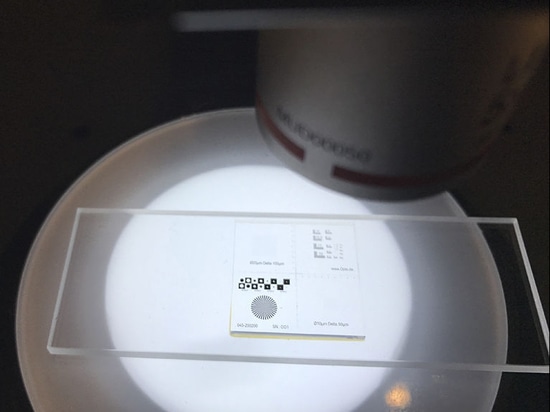 Calibrazione al microscopio con il bersaglio di Opto con 1.000 coppie di linee per millimetro