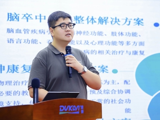 Li Zhichao, vicedirettore generale di Dukon Medical, ha tenuto un discorso