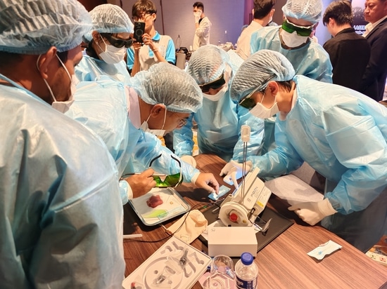 Un workshop internazionale sul laser in odontoiatria porta competenze cliniche avanzate in Cambogia