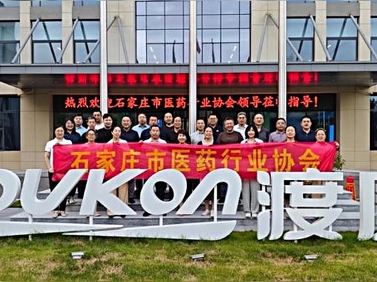 I rappresentanti di Dukon Medical posano per una foto di gruppo con gli esperti del settore