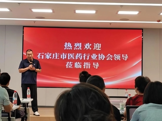 Li Bin, direttore generale di Dukon Medical, tiene un discorso